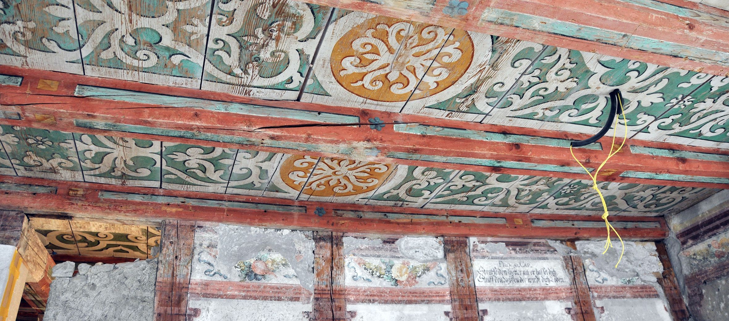 Ornamentale barocke Deckenmalerei in weiss, grün und rot
