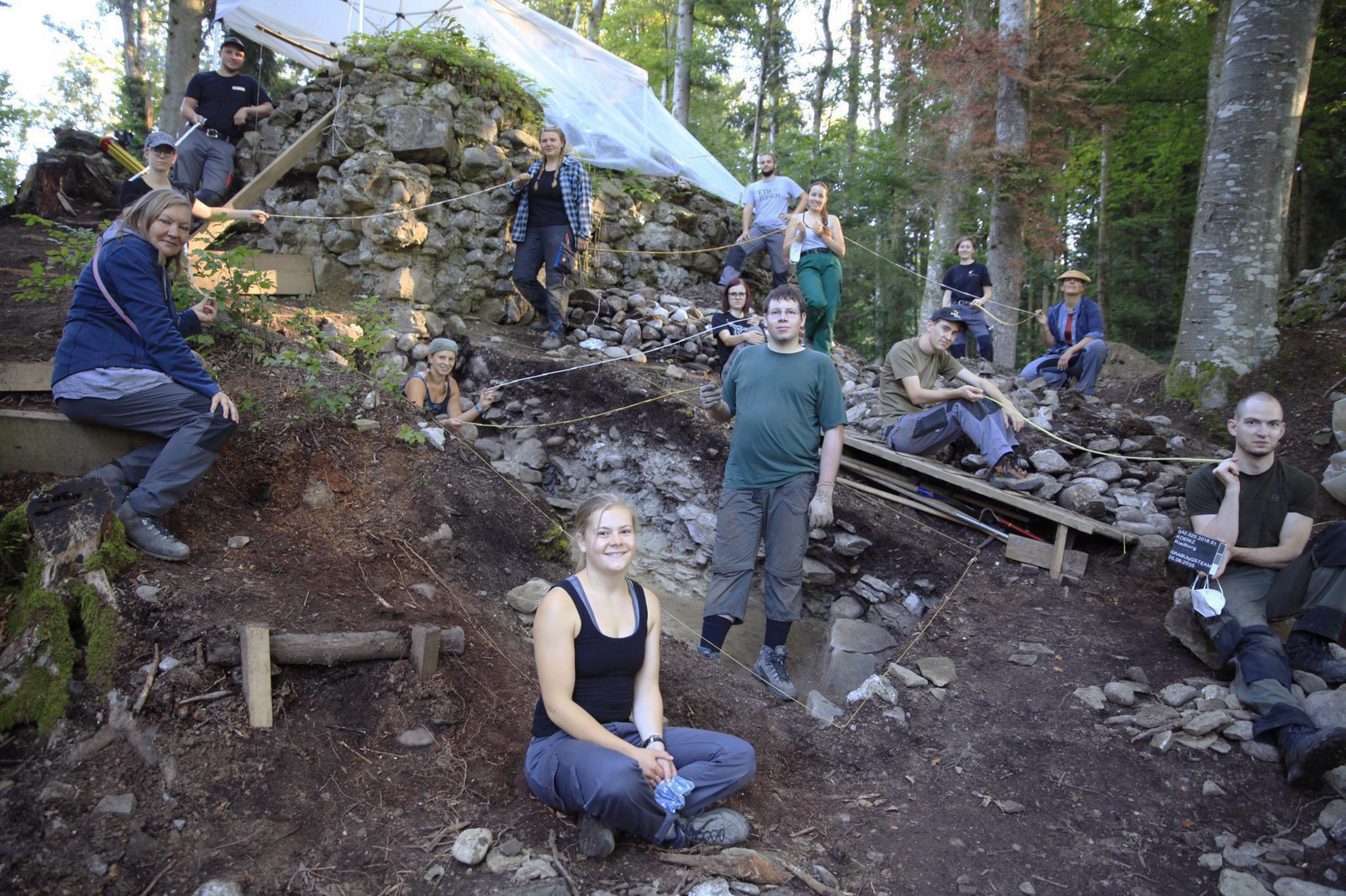 Unser Grabungsfoto von drei Wochen Lehrgrabung auf der Riedburg bei Schwarzenburg (Kt. Bern) zusammen mit einigen Berner Studierenden und dem Archäologischen Dienst Bern.