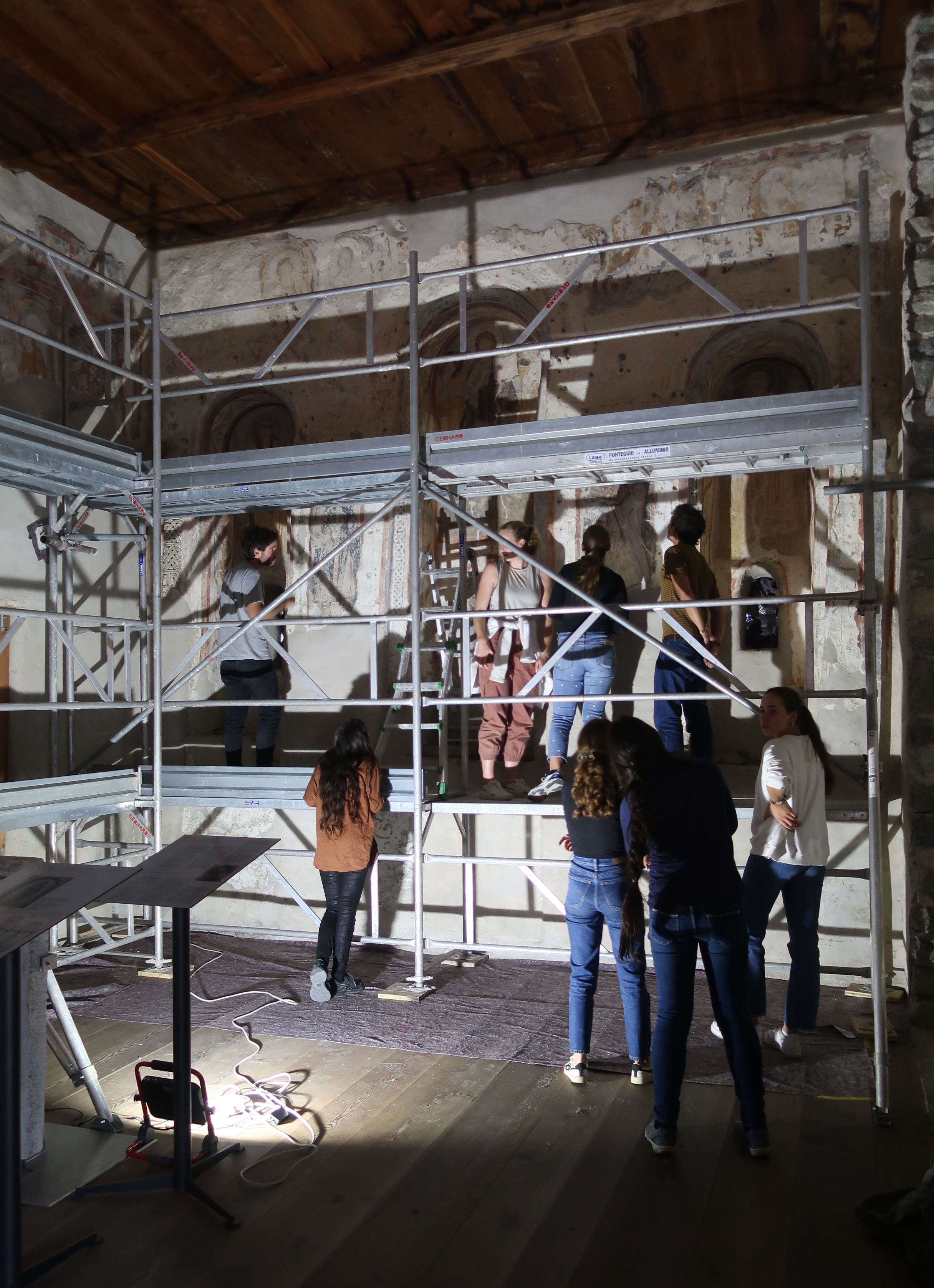 Zum Abschluss ein Ausflug nach Mals, wo wir in St. Benedikt auf das Gerüst dürfen, das von einem Forschungsteam zur spektroskopischen Untersuchung der karolingischen Malschichten aufgestellt wurde.